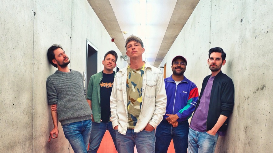 Pressefoto: Folkless im Betonflur